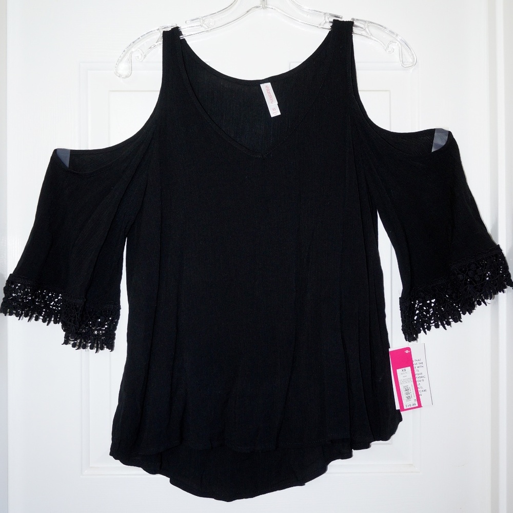 Xhiliration Black Cold Shoulder Top XS Super Cute!